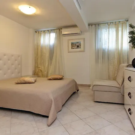 Apartment Pet Friendly In With Wifi Pula